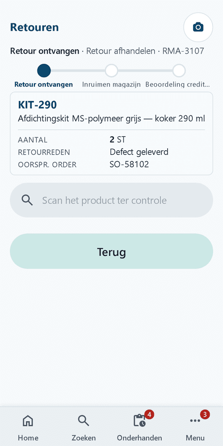 Retourscherm van Integro Warehouse: een retourregel met aantal, retourreden en oorspronkelijke order, en de stappen ontvangen, inruimen en beoordelen (voorbeeldgegevens)