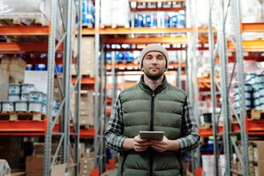 Magazijnmedewerker aan het orderpicken met een scanner